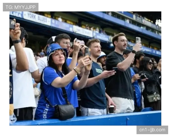 切尔西客场球迷嘲讽对手，警方加强安保防冲突